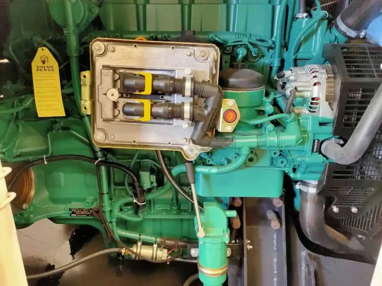 Схема системи EVC Volvo Penta - блоки PCU в моторному відсіку і HCU біля керма